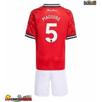Camisa de Futebol Manchester United Harry Maguire #5 Equipamento Principal Infantil 2025-26 Manga Curta (+ Calças curtas)
